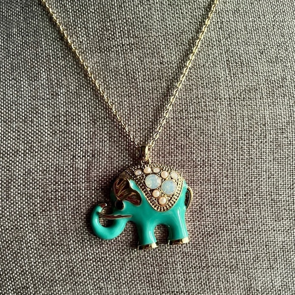 Vintage NRO Avon Elephant Pendant Necklace - Picture 1 of 2